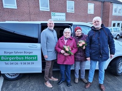 Der Bürgerbus der Gemeinde Horst (Holstein) ist am 23. Januar 2024 mit vier Fahrgästen gestartet. Die ersten beiden Kundinnen in der Buldmitte. Herzliche Glückwünsche gab es vom Hortser Bürgermeister Jörn Plöger (rechts) und dem ersten Fahrer Torsten Ahrendt (links). BIld: Dr. Holger Jansen/Agentur Landmobil